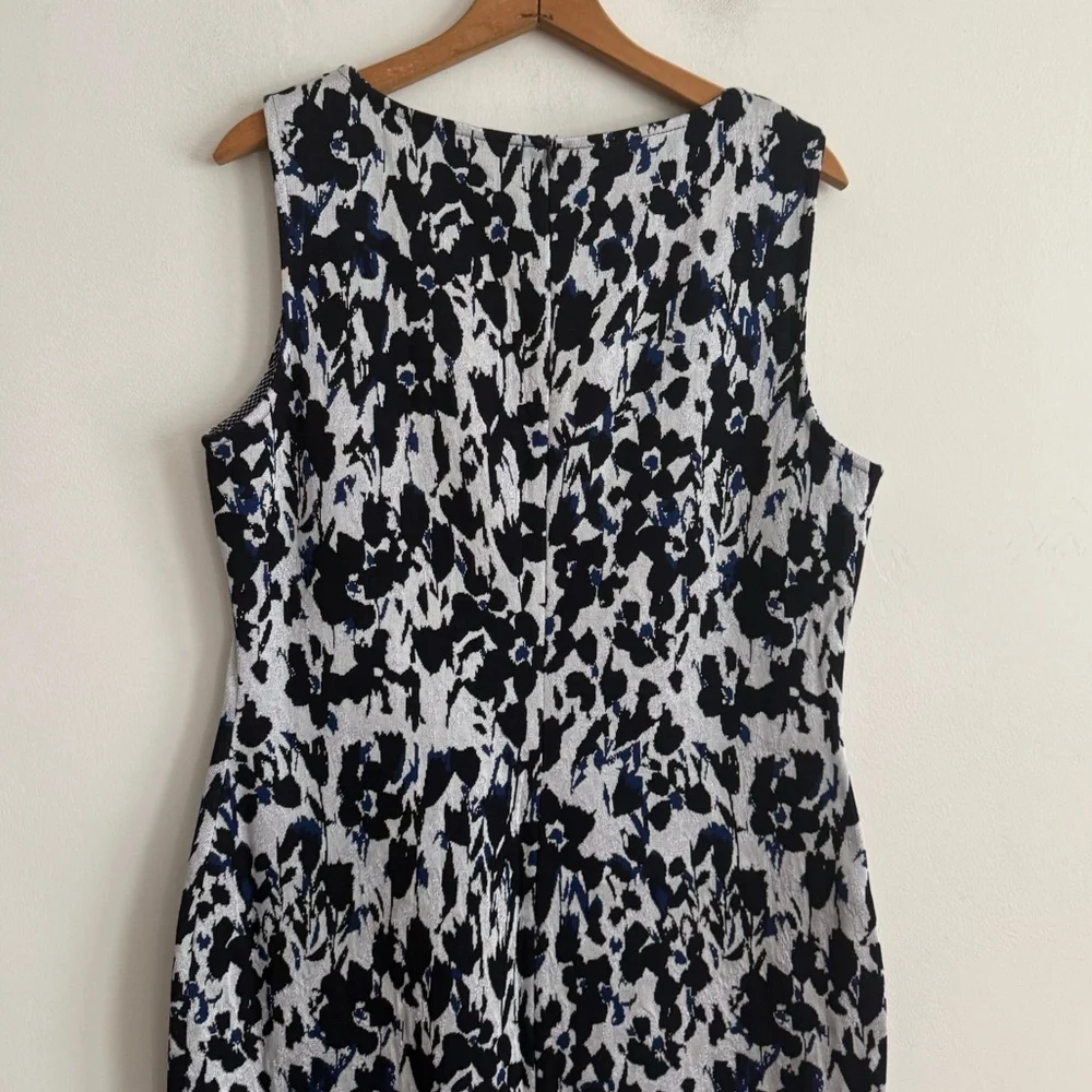 St. John Sleeveless Jacquard Sheath Dress Abstract Floral Print Size 14 - Picture 9 of 9